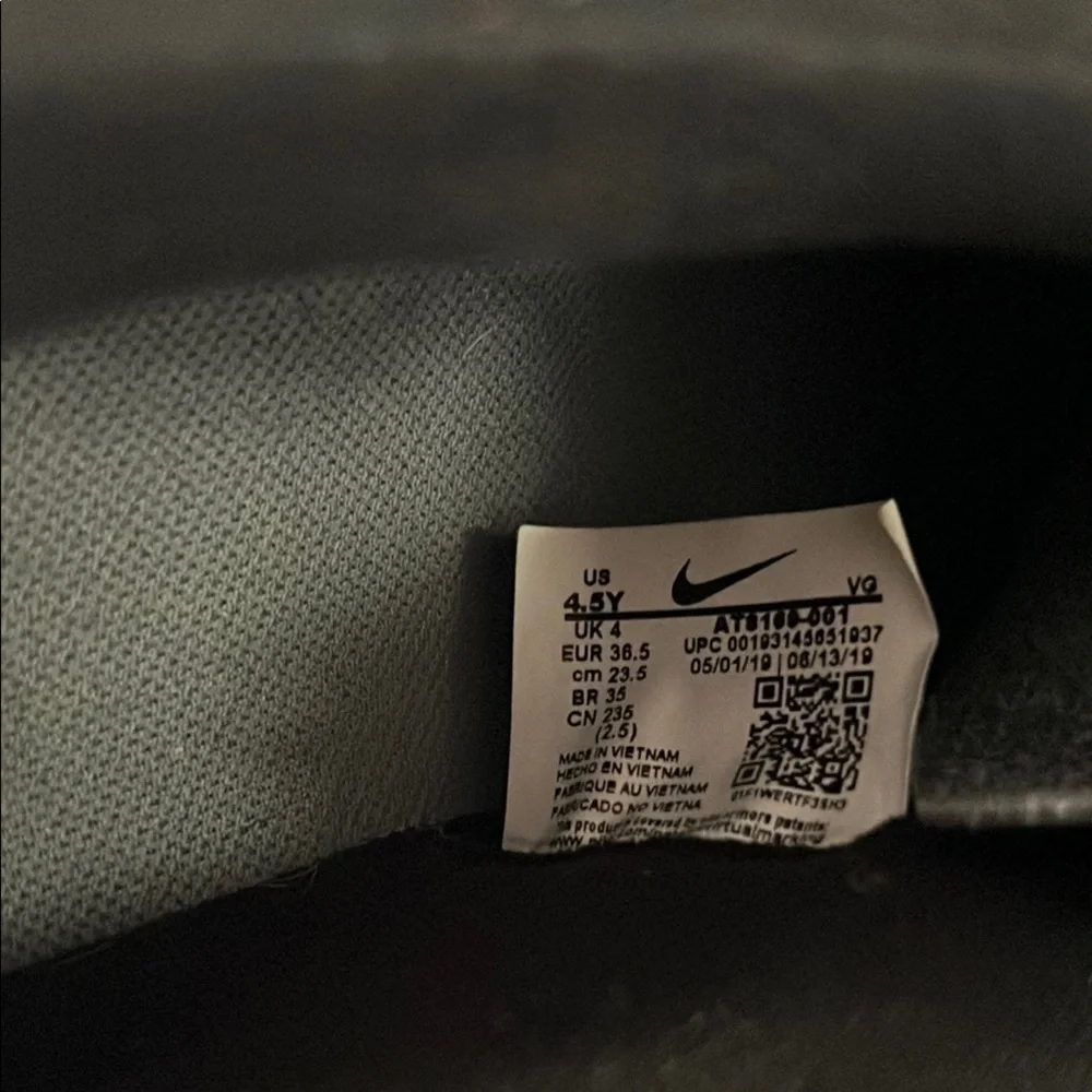 Nike Black indoor soccer sneakers 4.5y